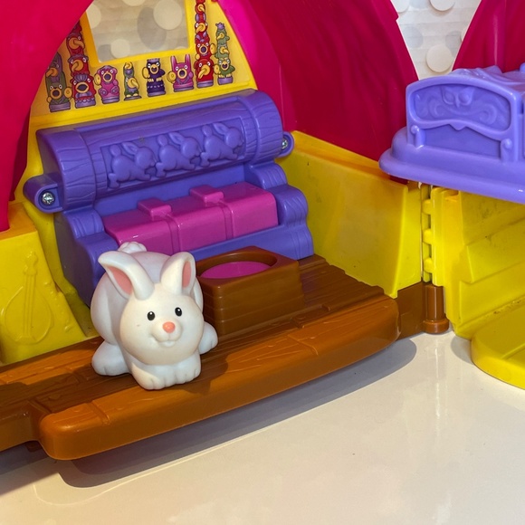 Fisher-Price Little People Disney Princess Snow White's Cottage playset - Picture 10 of 14